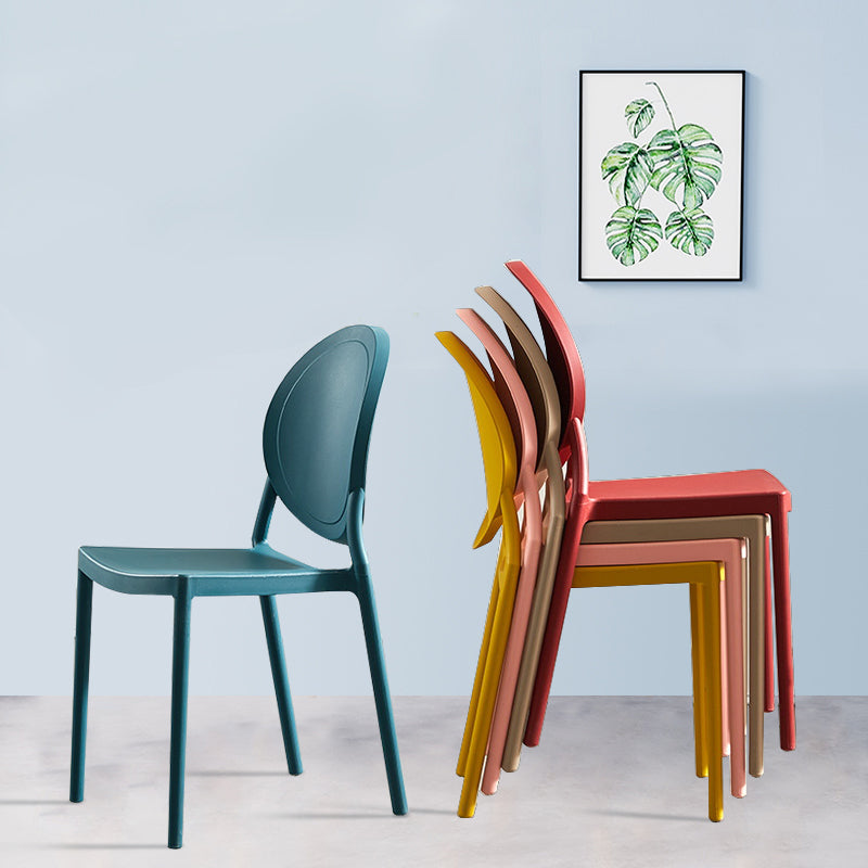 Chaises de salle à manger scandinaves en plastique sans accoudoirs, chaises d'appoint empilables (Ensemble de 4)