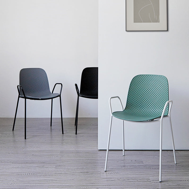 Sillas de comedor de plástico de cocina de estilo industrial que cenan sillones apilables con patas de metal