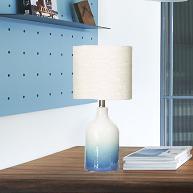 Lampada da tavolo moderna Urn Task Light in ceramica blu a 1 testa con paralume in tessuto bianco tamburo