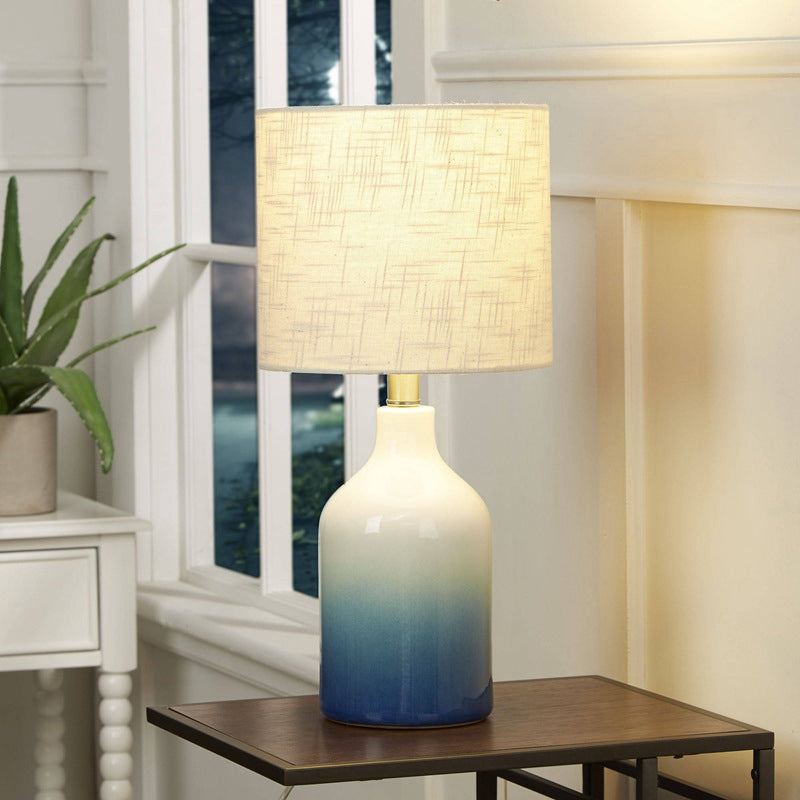 Lampada da tavolo moderna Urn Task Light in ceramica blu a 1 testa con paralume in tessuto bianco tamburo