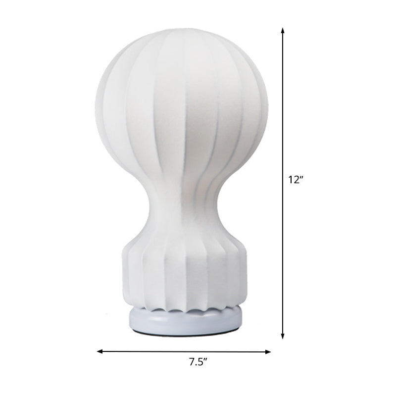 Lampada da tavolo piccola curva bianca modernista a 1 lampadina in tessuto per soggiorno