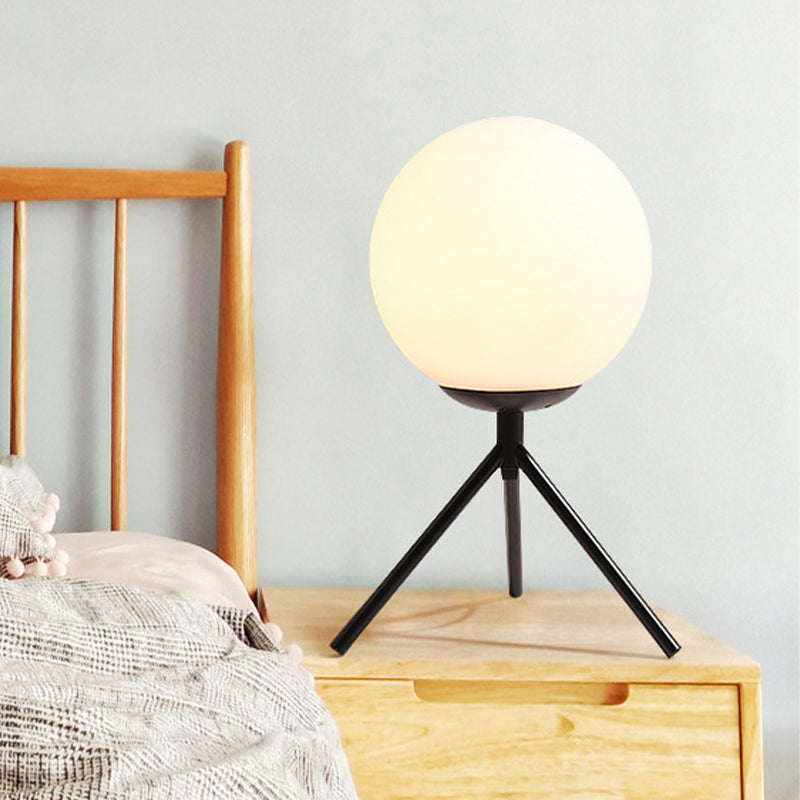 Eigentijdse 1 lamptafel Licht Zwarte bol Kleine desklamp met opaalglasschaduw