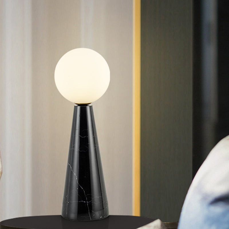 Lampada da tavolo moderna a 1 lampadina con sfera in vetro di latte con base affusolata in marmo bianco/nero