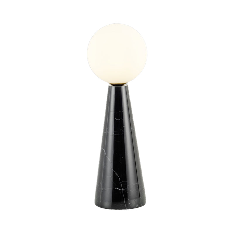 Lampada da tavolo moderna a 1 lampadina con sfera in vetro di latte con base affusolata in marmo bianco/nero