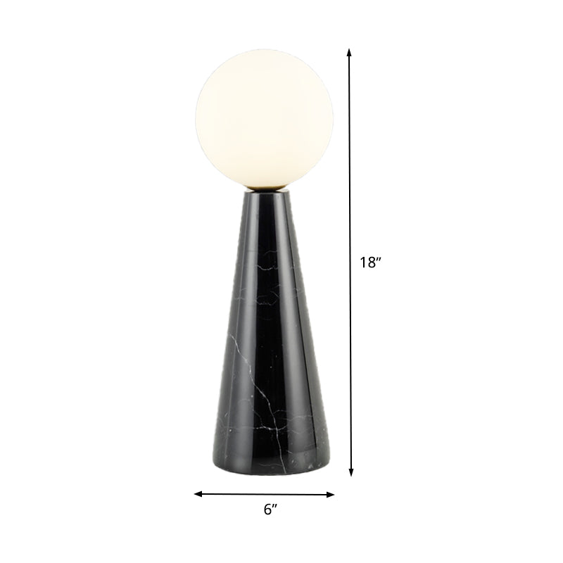 Lampada da tavolo moderna a 1 lampadina con sfera in vetro di latte con base affusolata in marmo bianco/nero