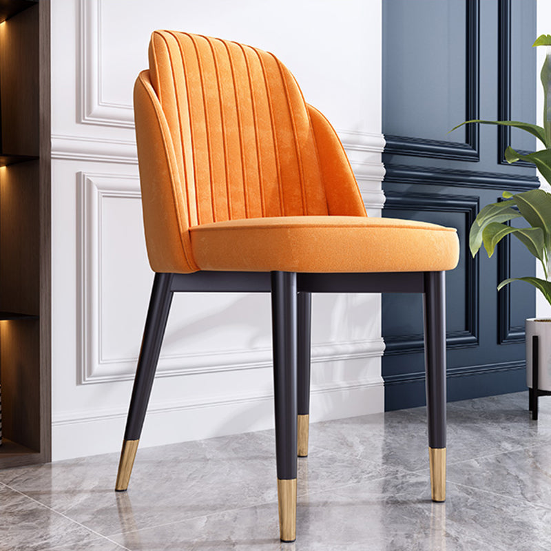 Silla de comedor de estilo escandinavo Silla de comedor de cuero y metal con respaldo sólido