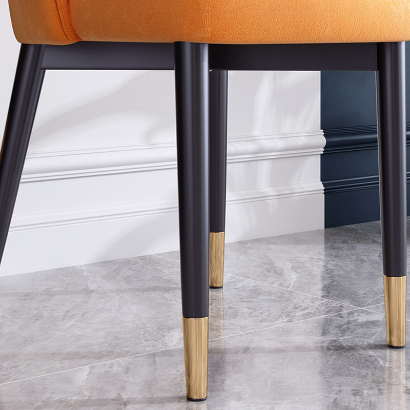 Silla de comedor de estilo escandinavo Silla de comedor de cuero y metal con respaldo sólido