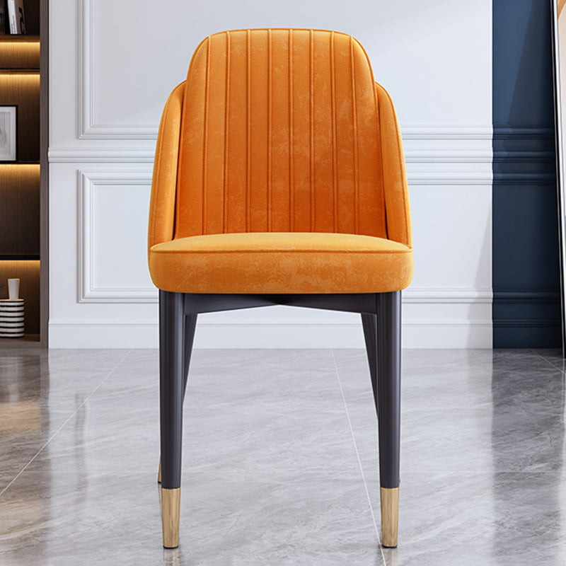 Silla de comedor de estilo escandinavo Silla de comedor de cuero y metal con respaldo sólido