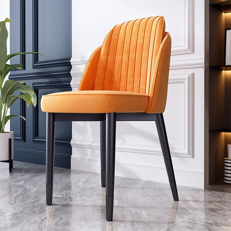 Silla de comedor de estilo escandinavo Silla de comedor de cuero y metal con respaldo sólido