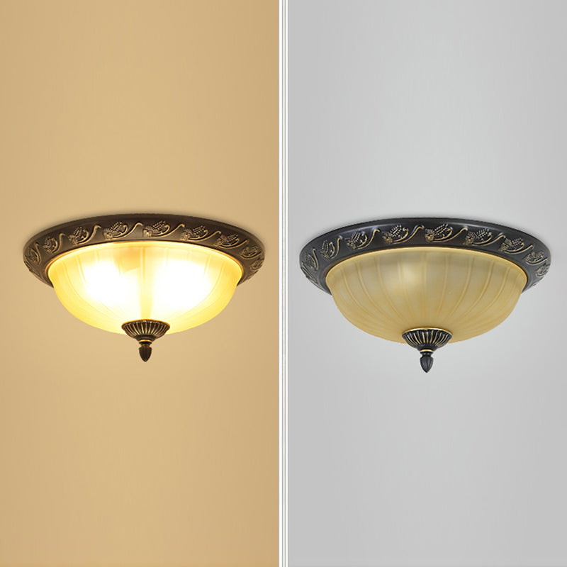 Luz de techo simple tradicional con montaje empotrado y pantalla de vidrio para sala de estar