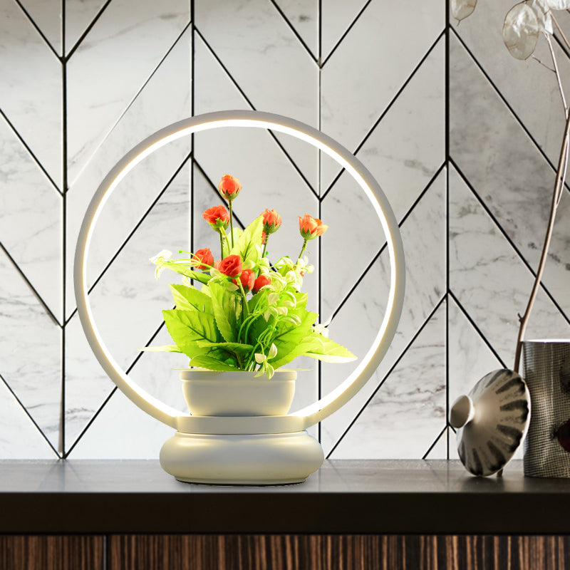 Ronde/vierkante slaapkamer Tafellicht Industrieel metalen LED Zwart/Wit Nachtlamp met plantendecoratie, warm/wit licht