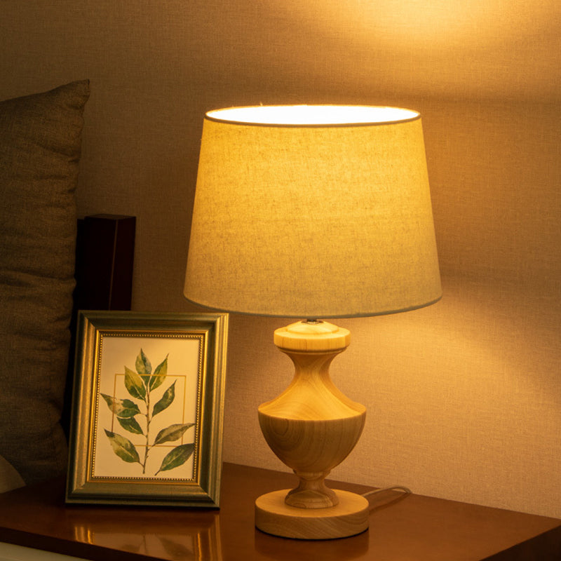 Lámpara de mesita de noche de forma de urna Luz de lectura de madera moderna 1 en beige con sombra de tela