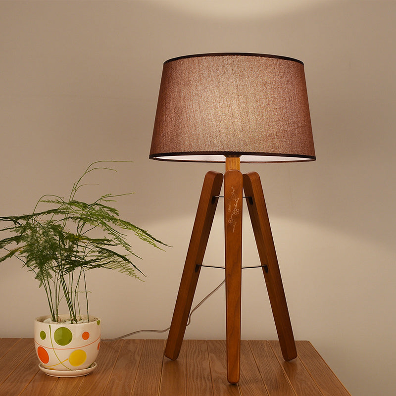Lampada da comodino modernista a 1 lampadina con luce da scrivania affusolata in tessuto in marrone/beige con treppiede in legno
