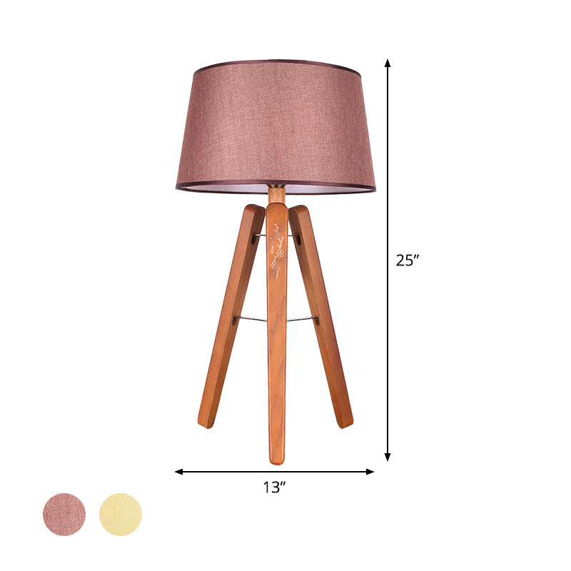 Lampada da comodino modernista a 1 lampadina con luce da scrivania affusolata in tessuto in marrone/beige con treppiede in legno