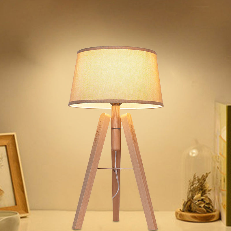 Lampada da comodino modernista a 1 lampadina con luce da scrivania affusolata in tessuto in marrone/beige con treppiede in legno