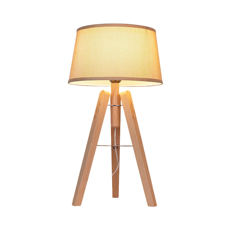 Lampada da comodino modernista a 1 lampadina con luce da scrivania affusolata in tessuto in marrone/beige con treppiede in legno