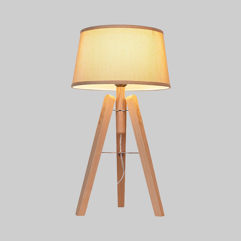 Lampada da comodino modernista a 1 lampadina con luce da scrivania affusolata in tessuto in marrone/beige con treppiede in legno