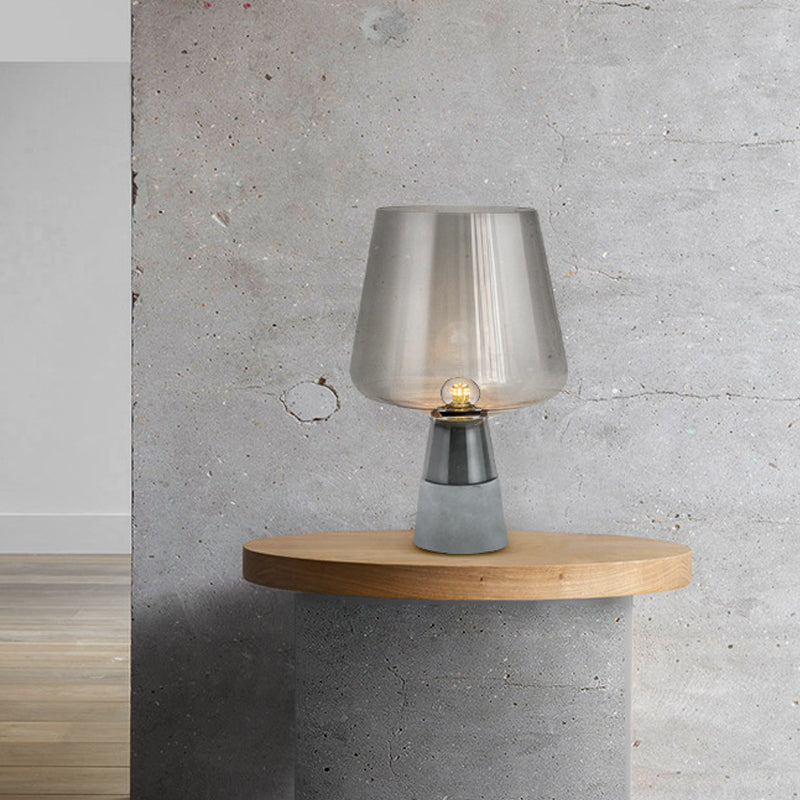 Lampada da tavolo Modernism Cup Lampada da comodino a 1 testa in vetro cognac/grigio fumo con base in cemento