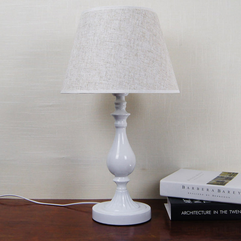Lámpara de escritorio metálico en forma de urna Modernista 1 Bulbo White Table Luz con sombra de tela