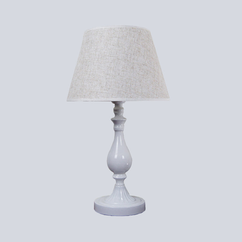 Lámpara de escritorio metálico en forma de urna Modernista 1 Bulbo White Table Luz con sombra de tela