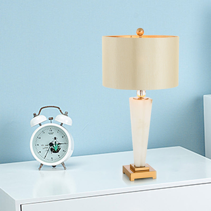 Gerade Schatten -Lese -Lampe Moderne Stoff 1 Glühbirnenbeleuchtung in Weiß