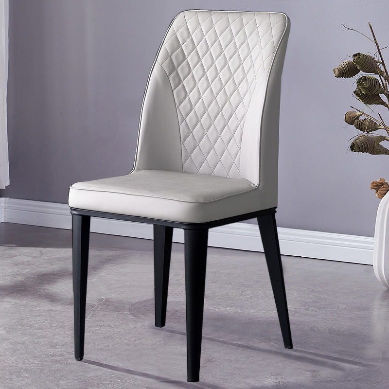 Silla lateral interior escandinava Silla de comedor con respaldo sólido tapizada de metal