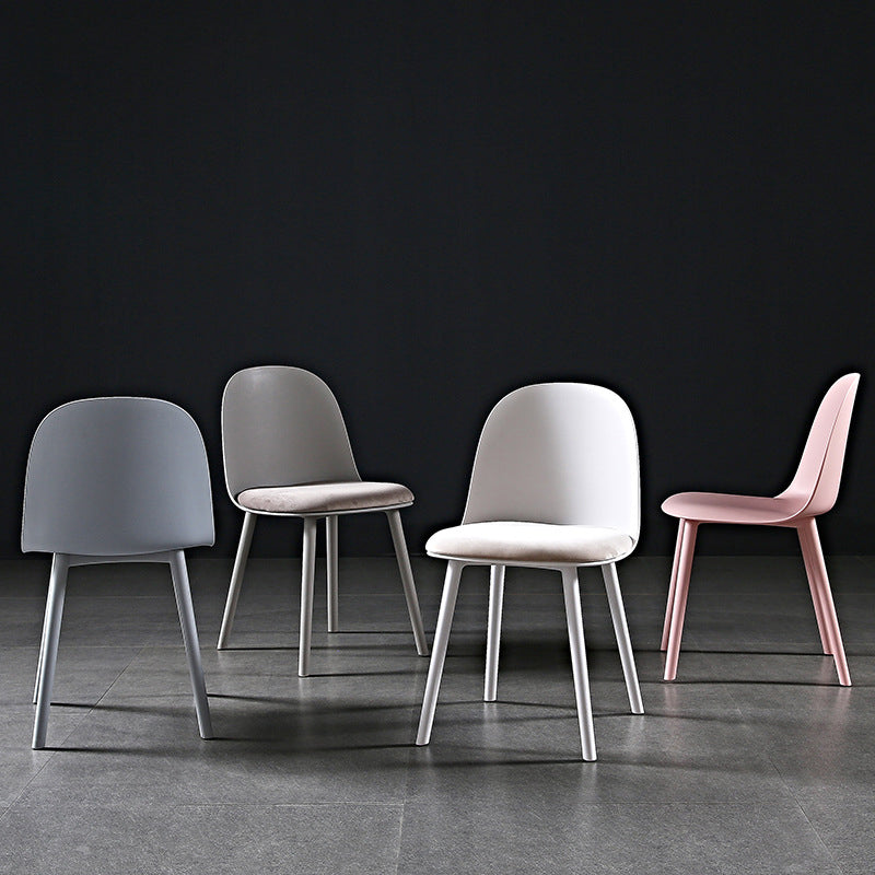 Silla auxiliar de plástico escandinavo para restaurante, silla de comedor Parsons con acabado mate (juego de 4)