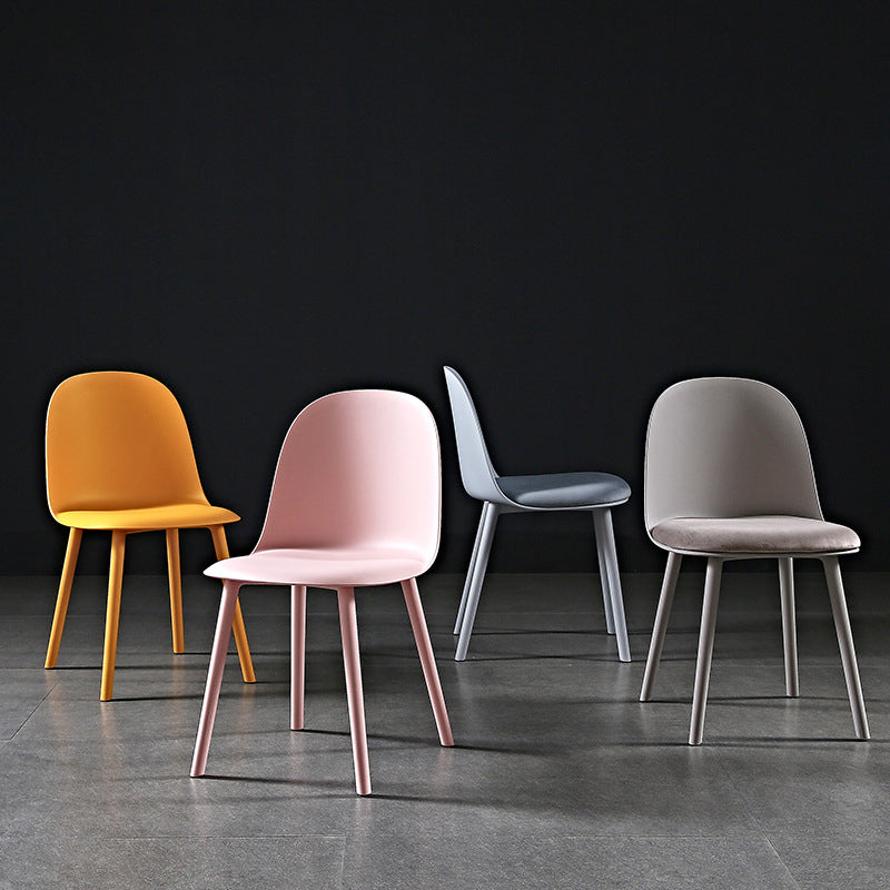 Silla auxiliar de plástico escandinavo para restaurante, silla de comedor Parsons con acabado mate (juego de 4)