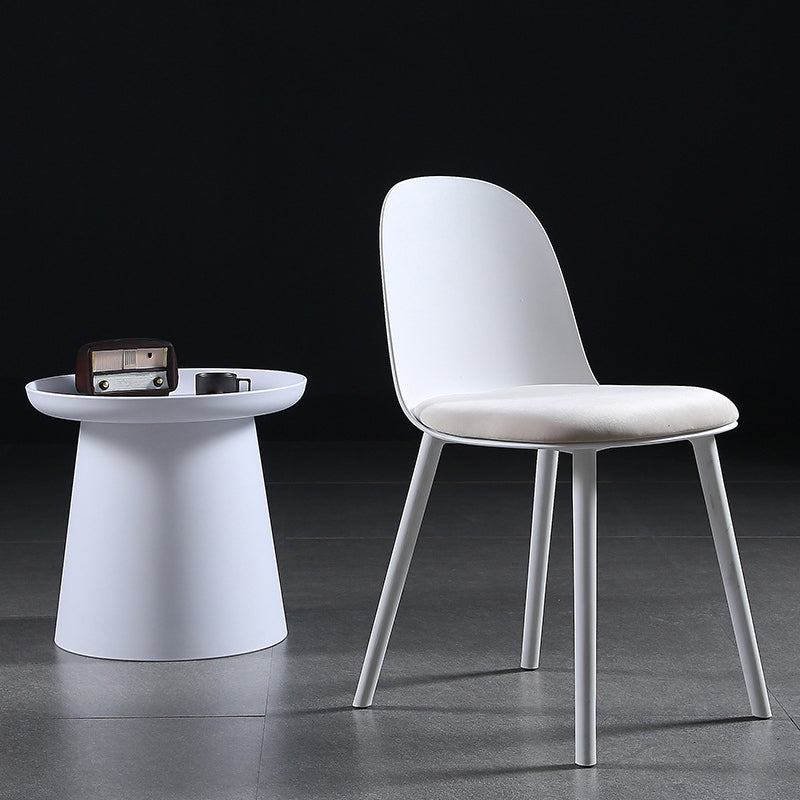 Chaise d'appoint de restaurant scandinave en plastique, finition mate, chaise de salle à manger Parsons (Ensemble de 4)