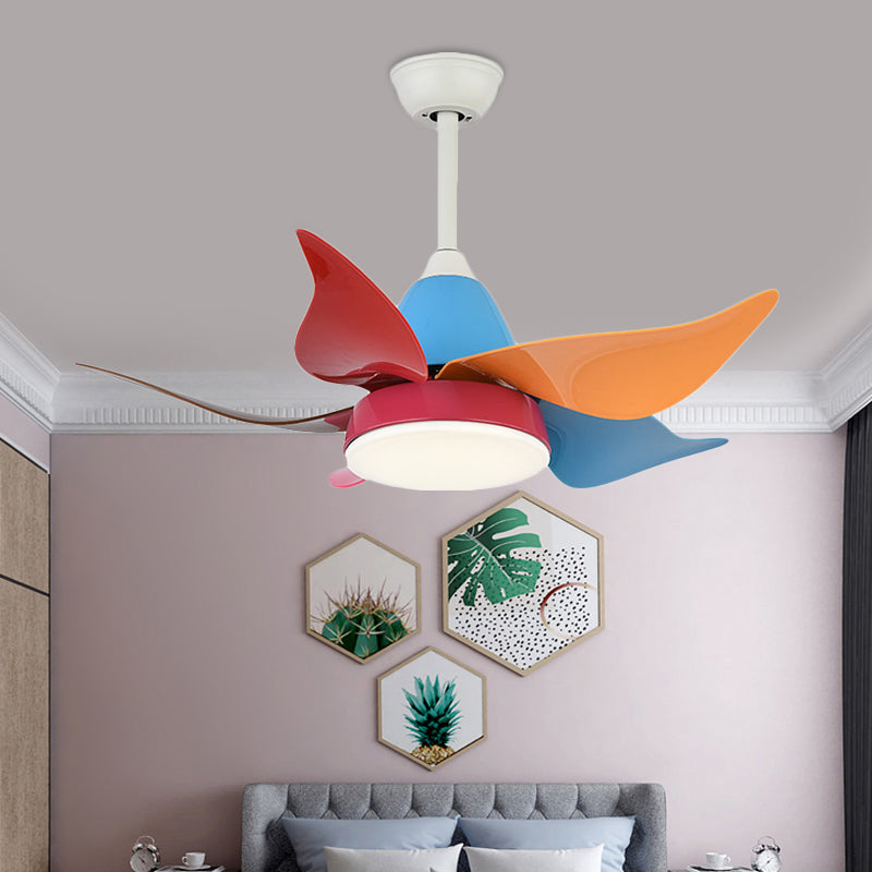 Éclairage de ventilateur à floral blanc moderne style nordique de 35,5 "de largeur de large lempe à plafond semi-fluste pour le salon avec 5 lames colorées