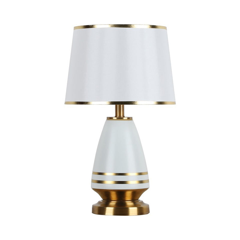 Lampada da comodino con paralume conico Lampada da lettura in tessuto contemporaneo con 1 testa in bianco