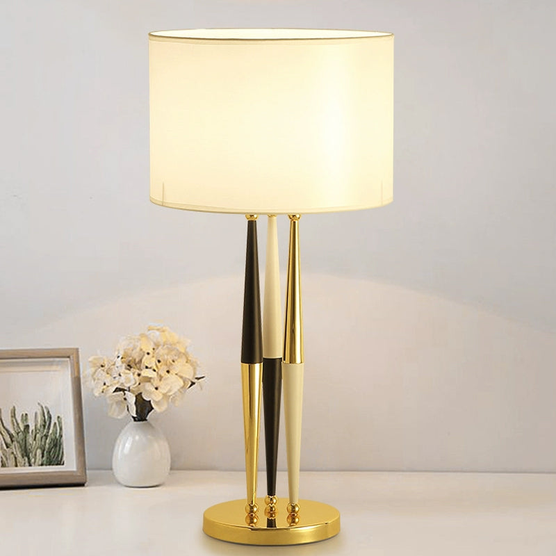 Tambour-tissu table de nuit Éclairage de style moderne en métal 1-tampon lampe de chevet de salon en blanc
