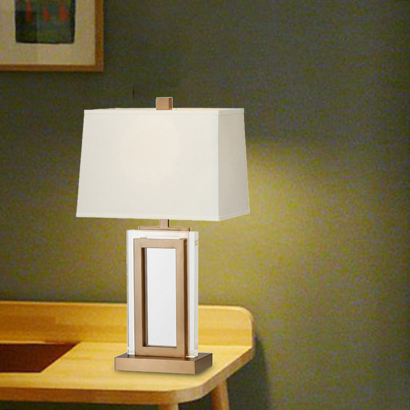 1 Kopf -Trapez -Schatten Tisch leichte moderne Stoff kleine Schreibtischlampe in Gold für Bett