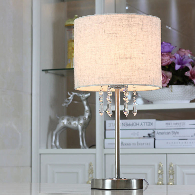 Lampada da tavolo moderna in tessuto Drum, lampada da comodino cromata a 1 lampadina con goccia di cristallo