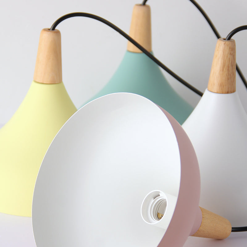 Swell Form Pendant Light Makkaron Metall 3-Kopf-Multi-Hanging-Leuchte mit Holzspitze