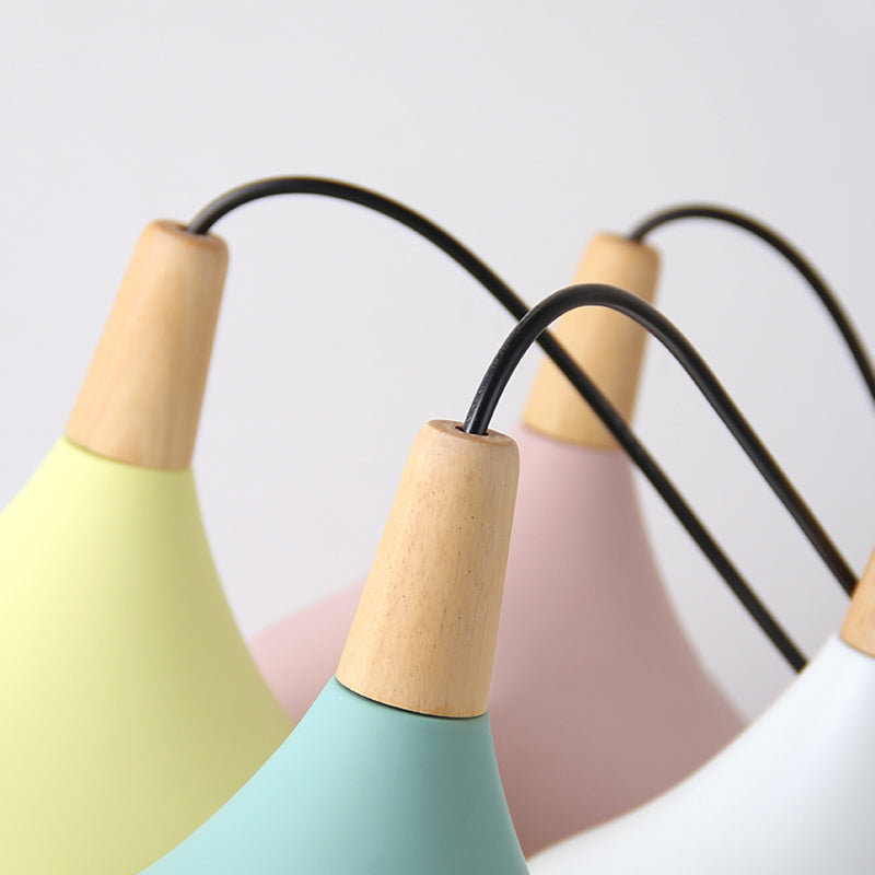 Swell Form Pendant Light Makkaron Metall 3-Kopf-Multi-Hanging-Leuchte mit Holzspitze