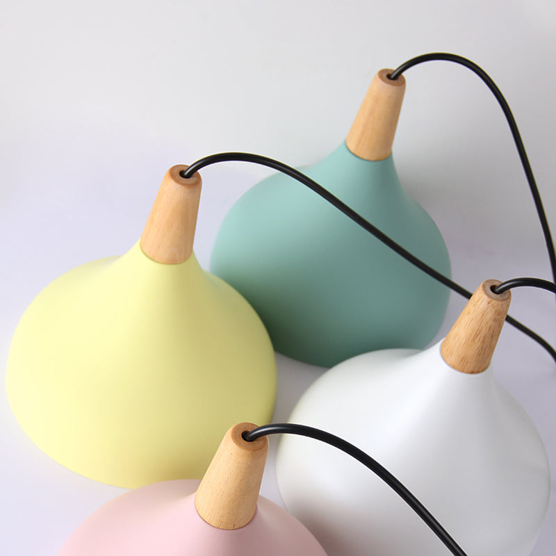 Swell Form Pendant Light Makkaron Metall 3-Kopf-Multi-Hanging-Leuchte mit Holzspitze