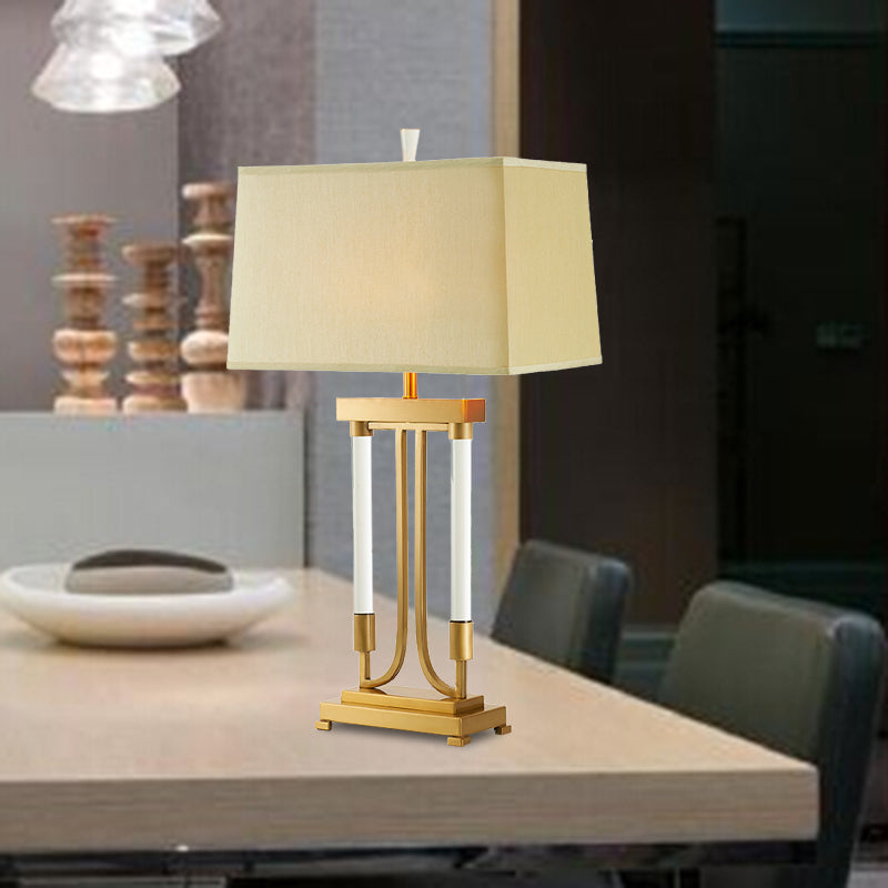Éclairage de tâche de bulbe contemporain 1 lampe de bureau trapézoïde en or avec de l'ombre en tissu