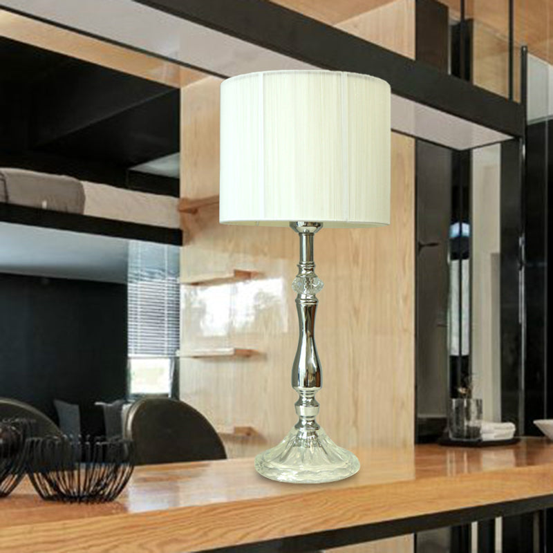 Lámpara de mesa de noche cromada de 1 cabezal de tela moderna con pantalla de barril para dormitorio