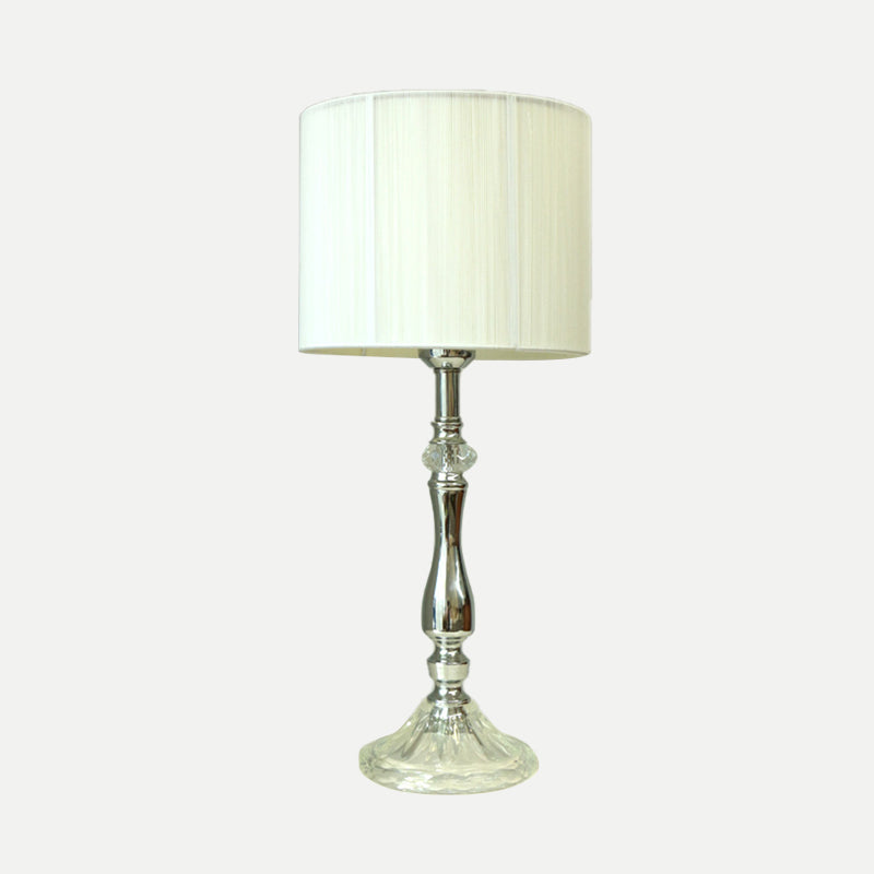 Lámpara de mesa de noche cromada de 1 cabezal de tela moderna con pantalla de barril para dormitorio