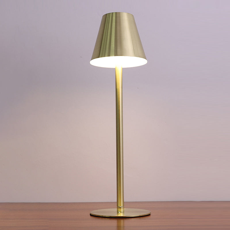 Lampada da tavolo contemporanea a 1 luce a cono in metallo a LED Light per sala da pranzo