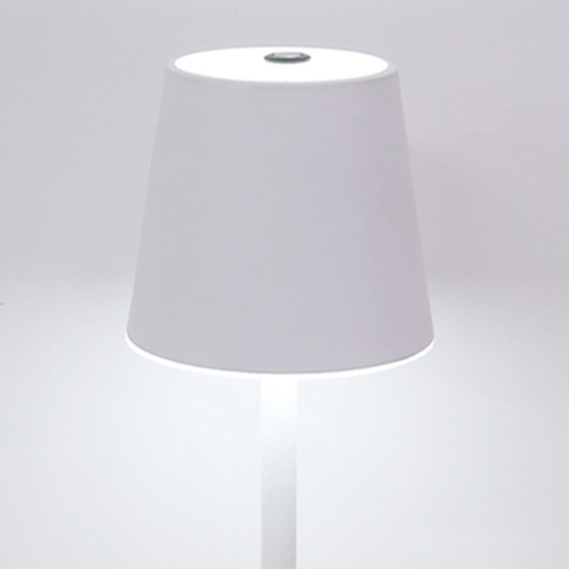 Lampada da tavolo contemporanea a 1 luce a cono in metallo a LED Light per sala da pranzo