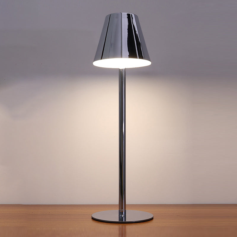 Lampada da tavolo contemporanea a 1 luce a cono in metallo a LED Light per sala da pranzo