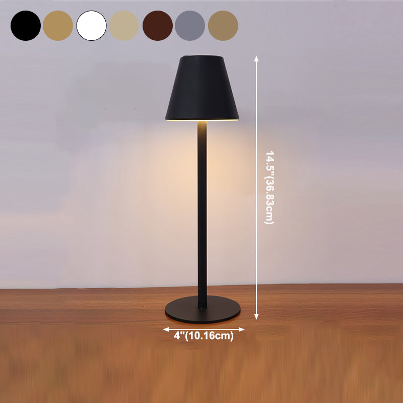 Lampada da tavolo contemporanea a 1 luce a cono in metallo a LED Light per sala da pranzo
