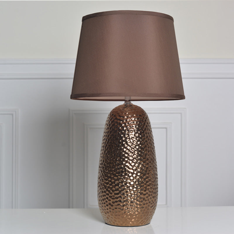 Lámpara de mesa posmoderna Cerámica de cono de 1 luces Luz de mesa marrón para dormitorio