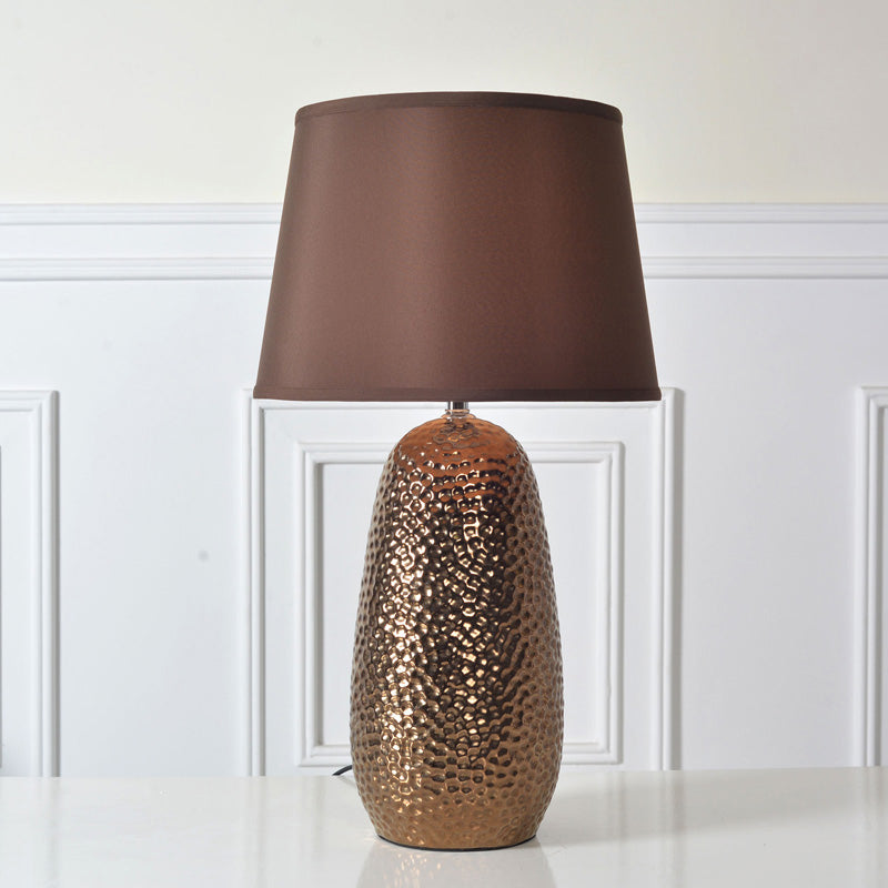 Lámpara de mesa posmoderna Cerámica de cono de 1 luces Luz de mesa marrón para dormitorio