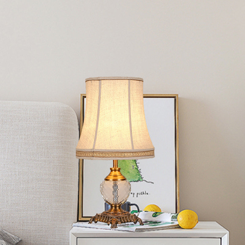 Bell Stofftischlampe moderne 1 Kopf Beige Schreibtisch hell, geschnitzte Bronze -Metall -Basis