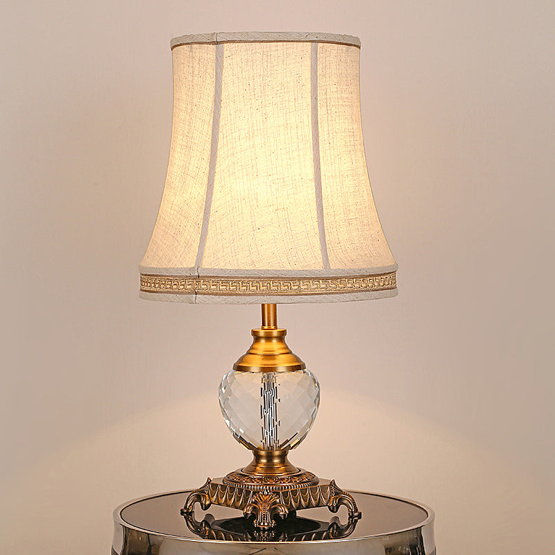 Bell Stofftischlampe moderne 1 Kopf Beige Schreibtisch hell, geschnitzte Bronze -Metall -Basis