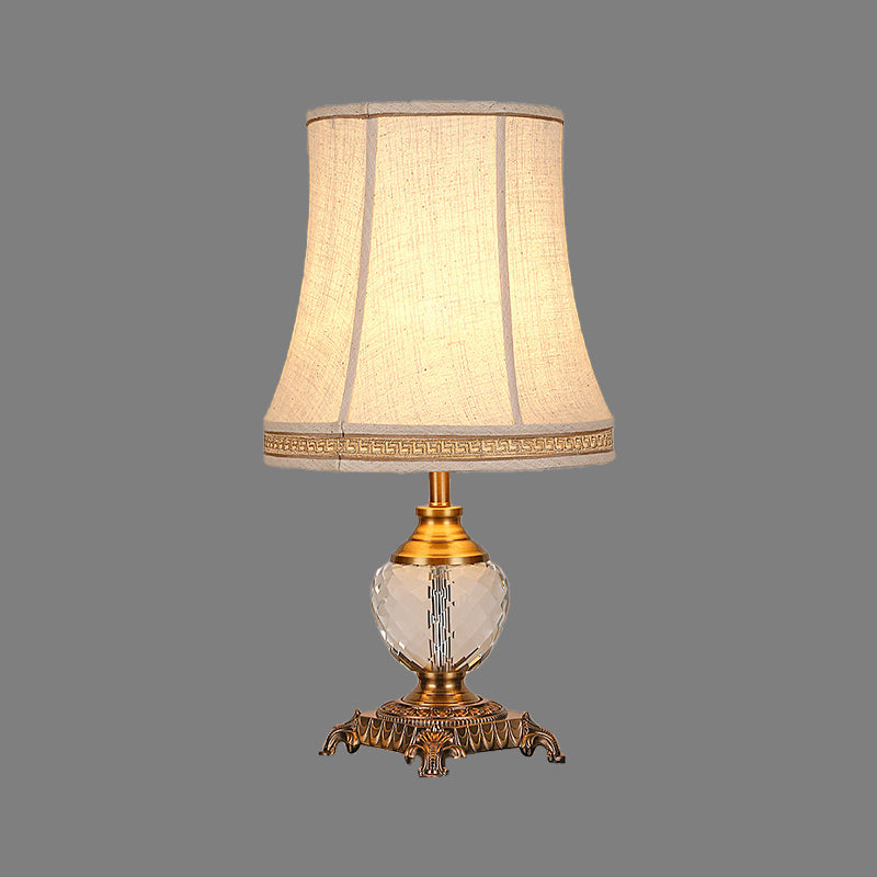 Bell Stofftischlampe moderne 1 Kopf Beige Schreibtisch hell, geschnitzte Bronze -Metall -Basis