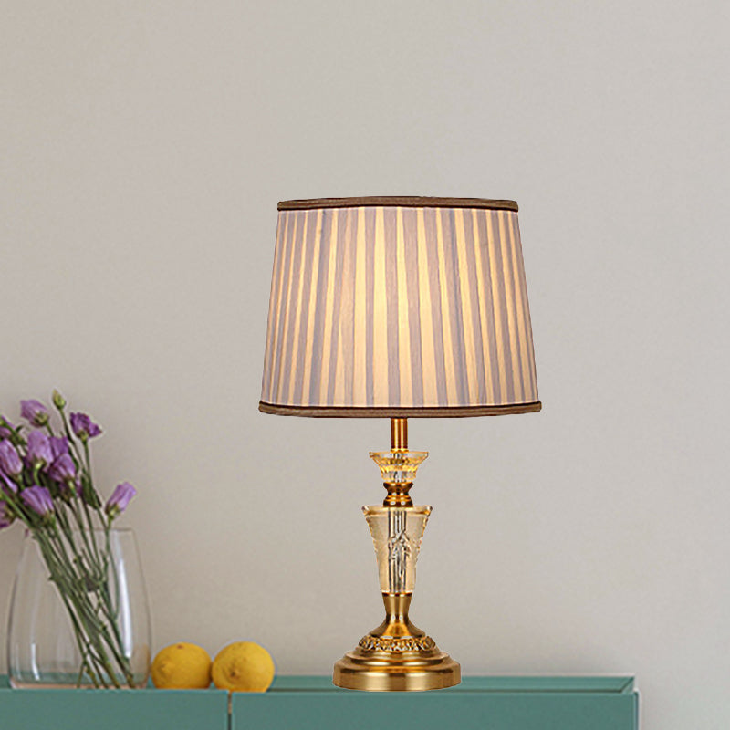 Lámpara de mesa de noche contemporánea de 1 bombilla, luz de libro de lectura de cono dorado con pantalla de tela